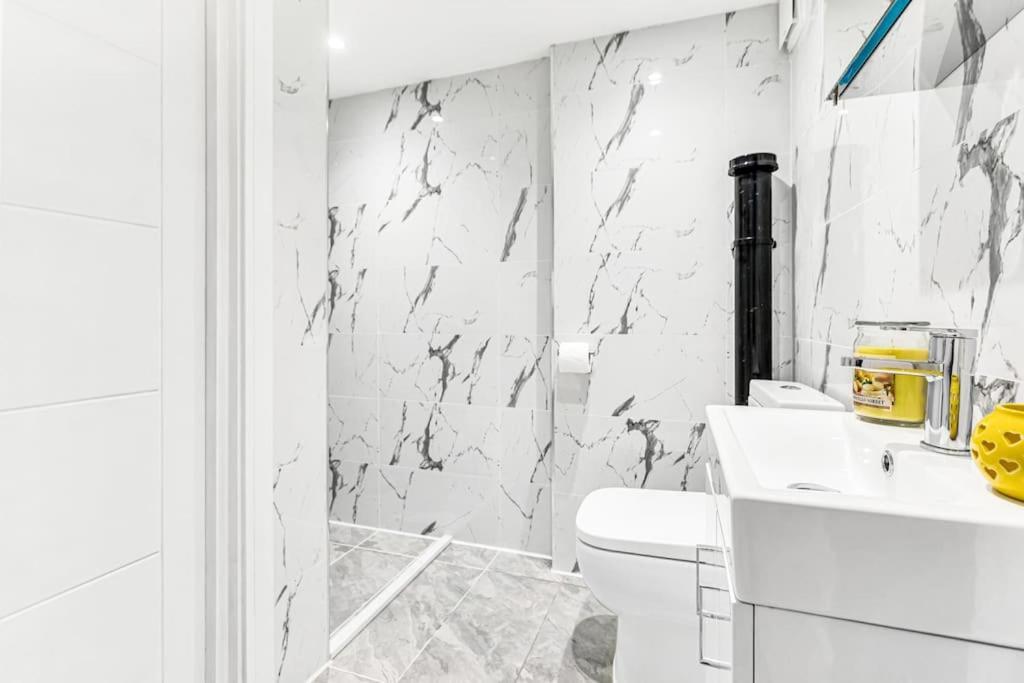 Luxstay Holland Park Apartment With Ac London Exterior photo