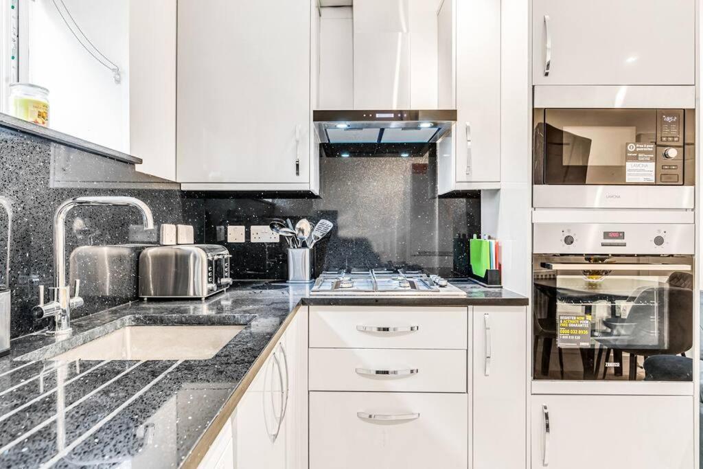 Luxstay Holland Park Apartment With Ac London Exterior photo